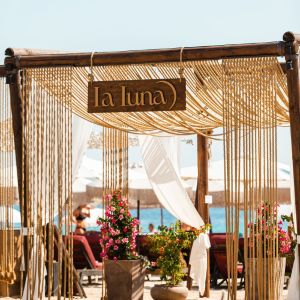 beach lounge  